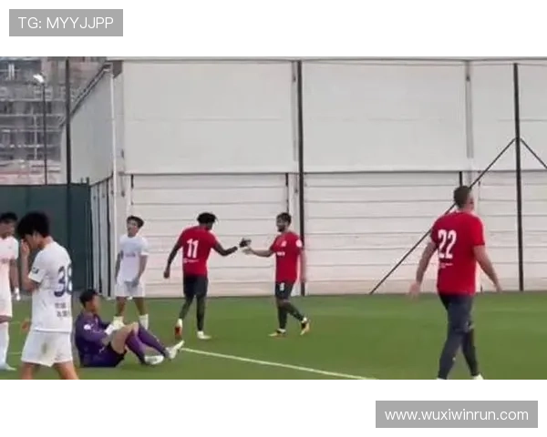 [国内足球]蒋圣龙打门被挡 马莱莱补射破门.